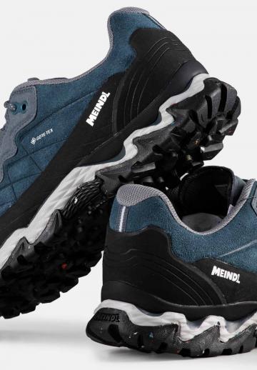 Походные кроссовки