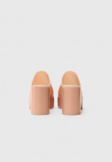 Босоножки на каблуке