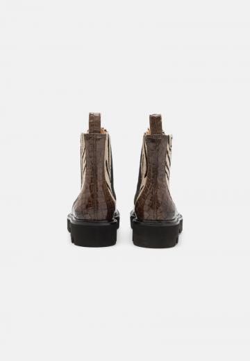 Сапожки на танкетке