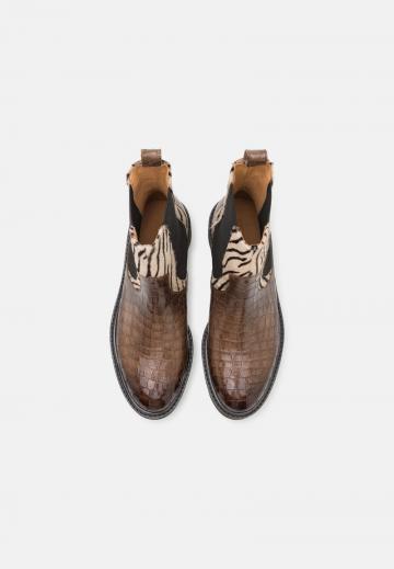 Сапожки на танкетке