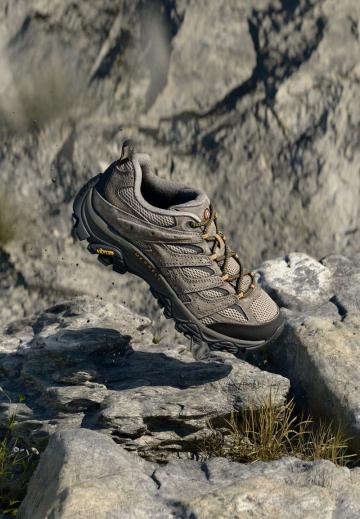 Походные кроссовки