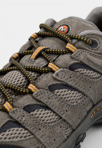 Походные кроссовки