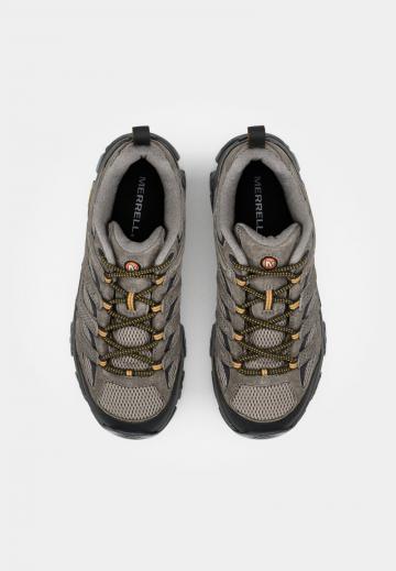 Походные кроссовки