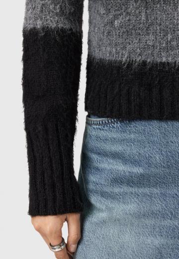 Пуловер в полоску