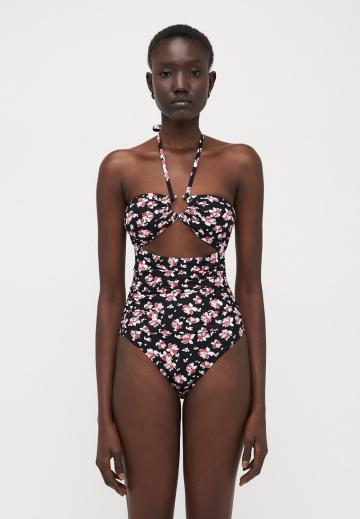 Слитный купальник