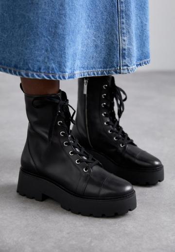 Ботинки на шнуровке