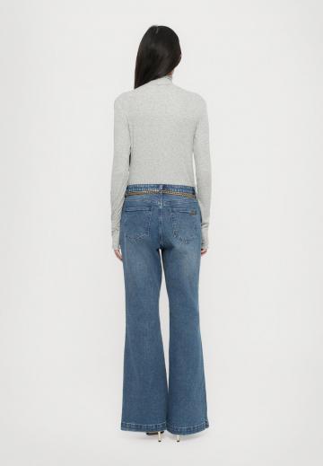 Клешеные джинсы