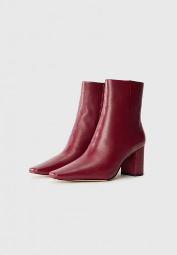 Высокие сапоги