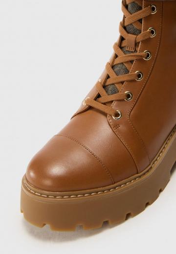 Ботинки на шнуровке