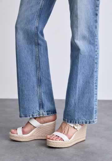 Босоножки на каблуке