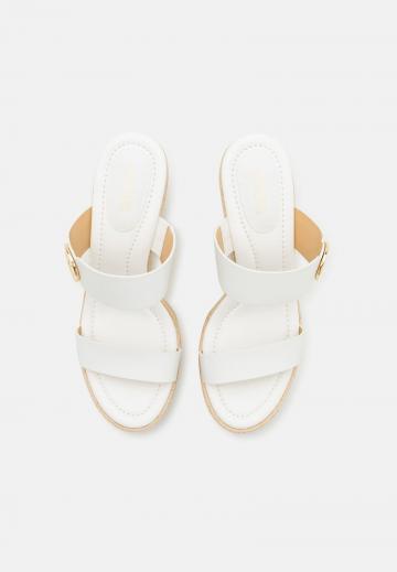 Босоножки на каблуке