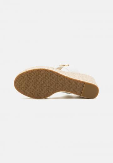 Босоножки на каблуке