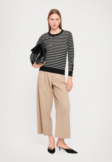 Пуловер в полоску