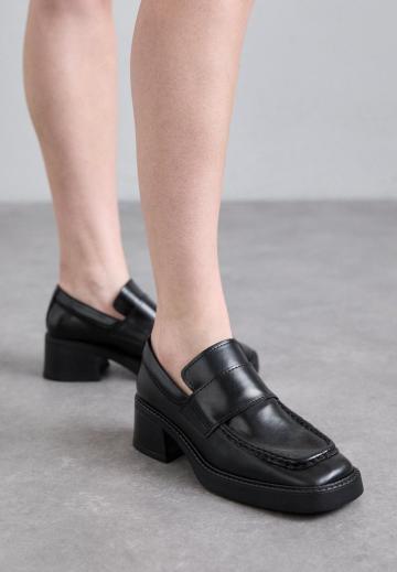 Туфли с высоким носом