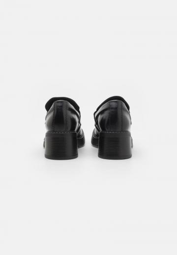 Туфли с высоким носом