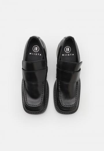 Туфли с высоким носом