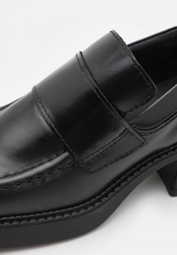 Туфли с высоким носом