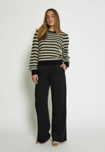 Пуловер в полоску