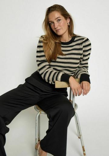 Пуловер в полоску