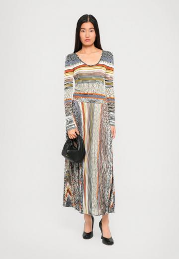 Вязаное платье