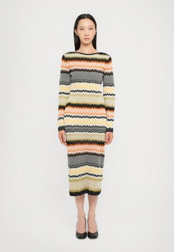 Вязаное платье