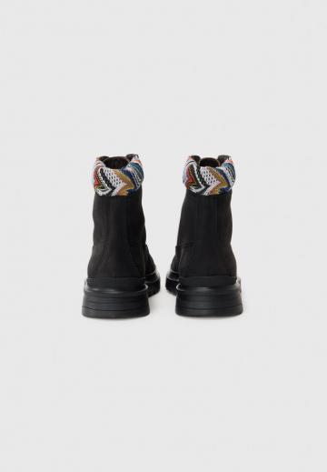 Ботинки на шнуровке