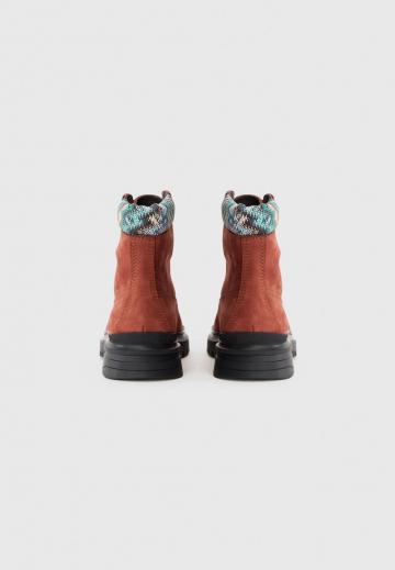 Ботинки на шнуровке