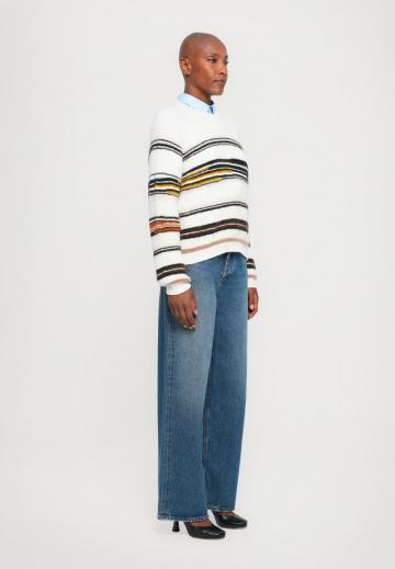 Пуловер в полоску