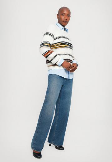 Пуловер в полоску