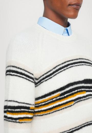 Пуловер в полоску