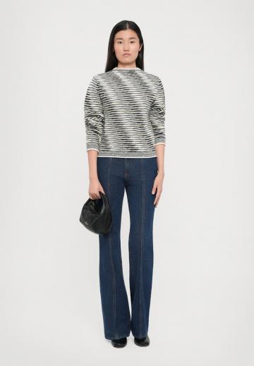 Пуловер в полоску