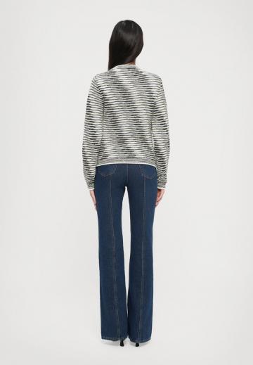 Пуловер в полоску