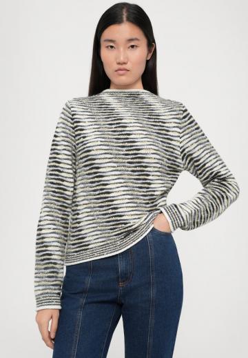 Пуловер в полоску