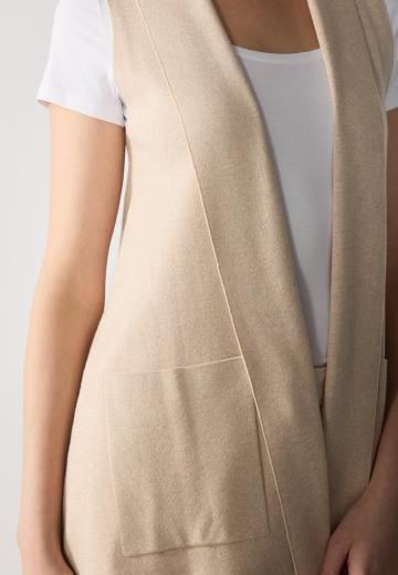 Вязаный жилет