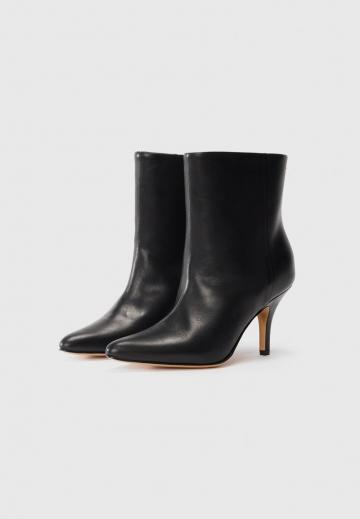 Высокие сапоги