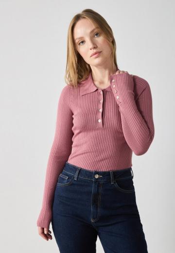 Пуловер с воротником поло