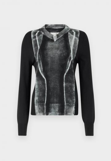 Пуловер с вырезом V