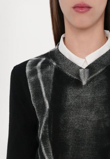 Пуловер с вырезом V