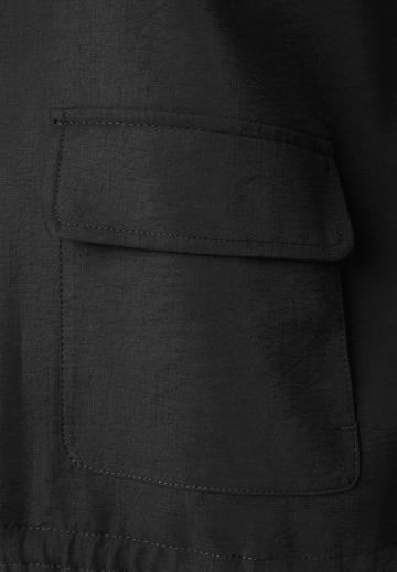 Куртка с накладнымит карманами