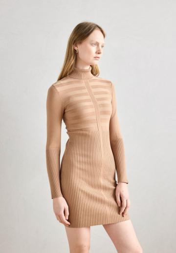 Вязаное платье