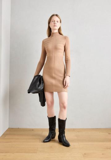 Вязаное платье