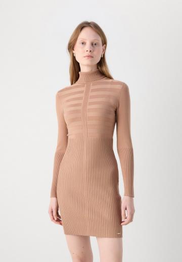 Вязаное платье