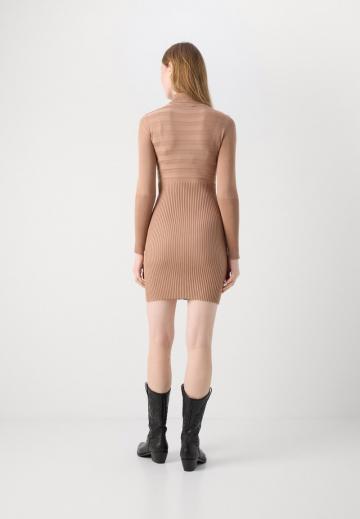 Вязаное платье