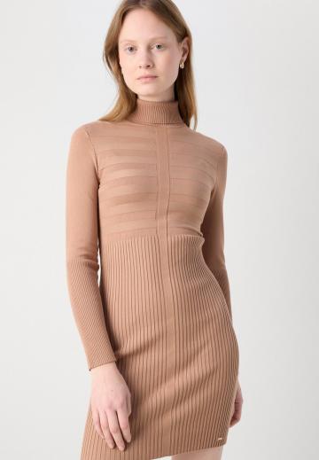 Вязаное платье