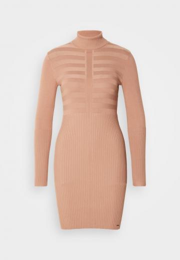 Вязаное платье