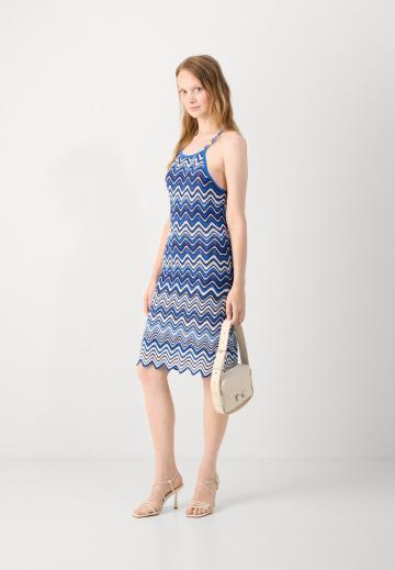 Вязаное платье