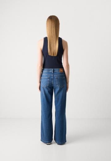 Клешеные джинсы