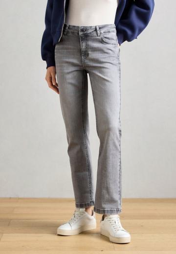 Прямые джинсы