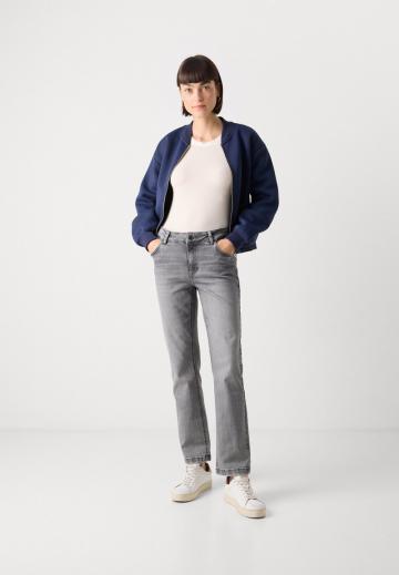 Прямые джинсы