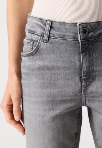 Прямые джинсы